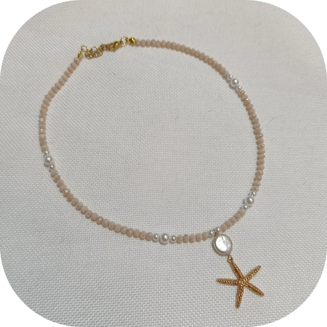 گردنبند کریستالی و مروارید شل با آویز بابونه
